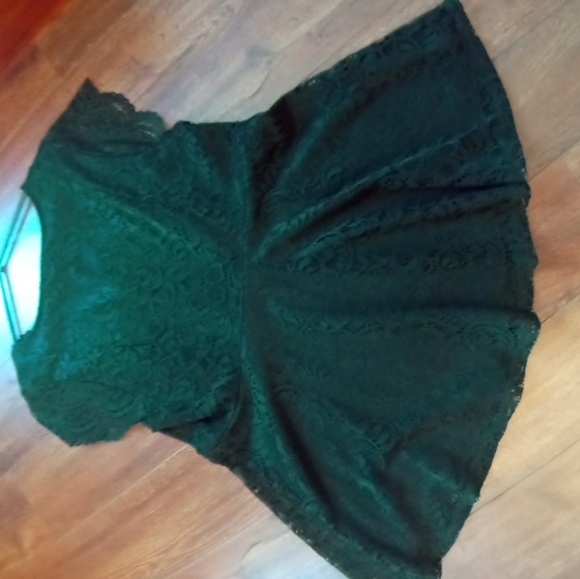 Torrid cap sleeved lined lace top. Size 0/14 - Picture 4 of 5